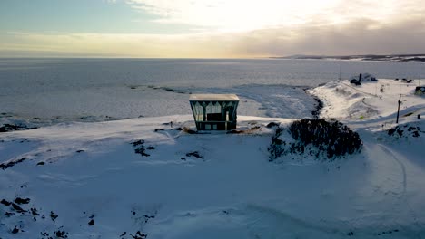 Antena-Del-Mirador-Del-Cabo-Hinode-La-Luna-Durante-La-Capa-De-Nieve-Invernal-Con-El-Mar-Congelado-De-Okhotsk-En-Hokkaido