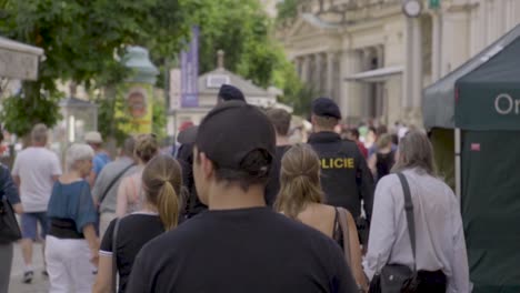 Oficiales-De-Policía-Uniformados-Caminando-Por-Las-Calles-De-Praga