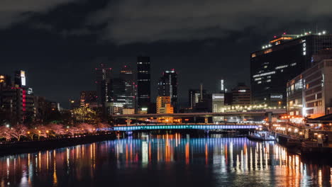 Tenma-Bridge-timelapse-at-nightime-with-clouds,-cars-boats-and-people