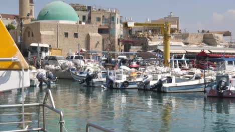 Barcos-En-El-Puerto-Deportivo-De-Acre,-Israel-Con-El-Casco-Antiguo-Al-Fondo.