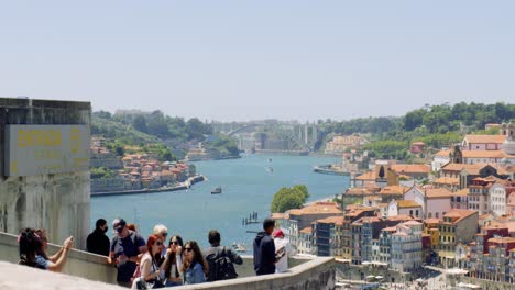 Touristen,-Die-Fotos-Mit-Blick-Auf-Die-Altstadt-Von-Porto-Und-Den-Fluss-Douro-Machen,-Portugal,-4K-Zeitlupe,-Filmische-Sommerstadt-Im-Mittelmeerraum