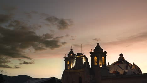 Ein-Zeitraffer-Bei-Sonnenuntergang-In-Der-Kolonialen-Stadt-Oaxaca-In-Der-Alten-Kirche