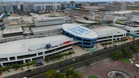 Eine-Schwebende-Aufnahme-Des-Strandeingangs-Der-Mall-Of-Asia,-Einschließlich-Der-Blauen-Freiluftkuppel