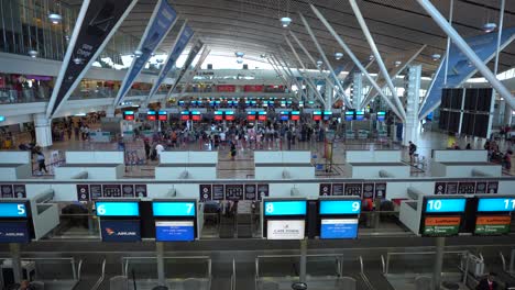 Establishing-shot-of-entrace-hall-of-Cape-Town-airport,-South-Africa