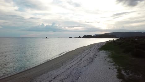 Antena-4k-Hermosa-Playa-Aislada-En-Indonesia-Al-Atardecer