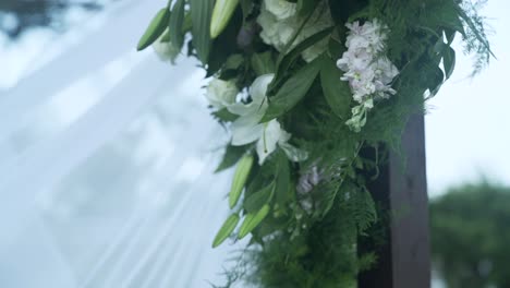 Blumenarrangement-Für-Hochzeiten-–-Weißer-Spitzenvorhang-Im-Wind