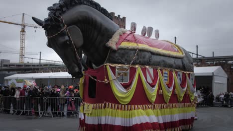 Gran-Vagón-De-Estatua-De-Caballo-Negro-Dando-Vuelta-En-El-Carnaval-De-Aalst-En-Bélgica