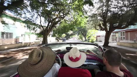 Tres-Amigos-Conduciendo-Por-La-Carretera-Principal-Durante-Un-Día-Soleado-Con-Un-Viejo-Coche-Clásico-De-Cuba