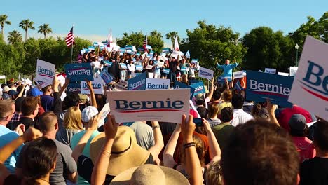 Alrededor-De-2500-Personas-Se-Reunieron-Para-El-Mitin-Político-De-Bernie-Sanders-En-San-José,-Ca,-Mientras-Ben-Cohen-De-Ben-And-Jerry&#39;s-Habla-En-Guadalupe-River-East-Arena-Green-Mientras-Hace-Campaña-Para-Las-Elecciones-Presidenciales-De-2020