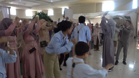 La-Familia-Y-Todo-El-Público-De-La-Boda-Haciendo-Flash-Mob,-Bailan-Juntos-Para-Que-El-Novio-Y-La-Novia-Estén-Felices-El-Día-De-La-Boda.