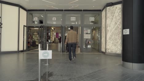 Menschen-Betreten-Einkaufszentrum-Mit-Gesichtsmasken-In-Brüssel,-Covid-19-Coronavirus