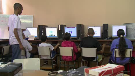 Children-in-the-favela-learn-to-use-computers-at-the-local-school