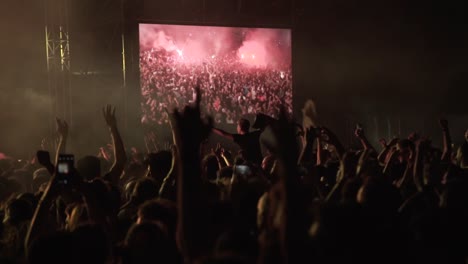 Audiencia-Bailando-En-Un-Concierto-Por-La-Noche