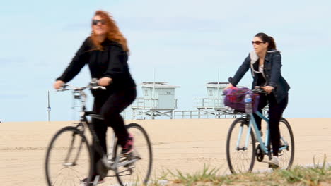 Ciclistas-En-La-Playa