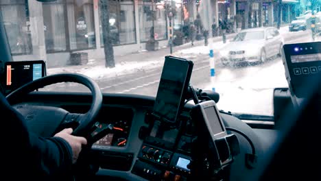 Autobús-Conduciendo-Por-Una-Ciudad-En-Invierno