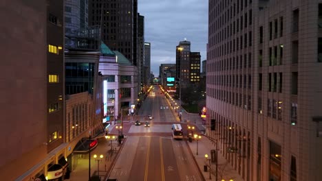 Vista-Aérea-De-Drones-Sobre-La-Calle-South-High-Street-En-Columbus-Iluminado,-Ohio,-EE.UU.