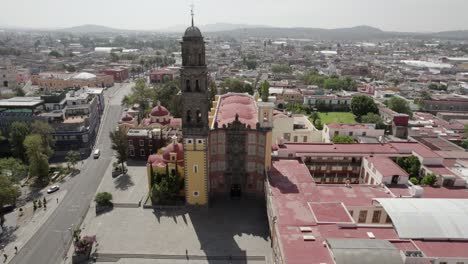 Dolly-Fuera-Del-Ex-Convento-De-San-Francisco-Con-La-Entrada-Principal-Y-La-Torre-Del-Ex-Convento-Vista-Y-El-Tráfico-De-La-Avenida-De-14-Ote.