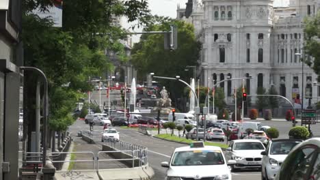 Toma-En-Cámara-Lenta-Mirando-Hacia-La-Famosa-Plaza-De-Cibeles,-Madrid