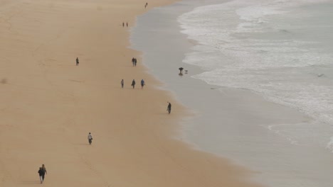 Menschen-Genießen-Spaziergang-An-Bewölkten-Tagen-Am-Strand-Von-Portimão