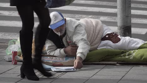 Una-Persona-Sin-Hogar-Pidiendo-Dinero-Tirada-En-La-Calle-De-Tel-Aviv.