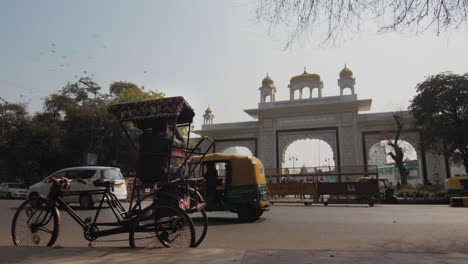 Rikscha-Warten-Auf-Kunden-Vor-Dem-Gurudwara-Tempel-In-Neu-Delhi