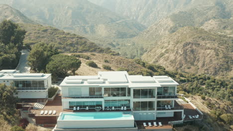 Flug-über-Ein-Modernes-Herrenhaus-In-Den-Hügeln-Von-Malibu,-Kalifornien