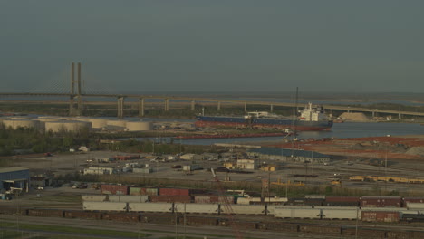 Antena-Móvil-De-Alabama-V10-Volando-Bajo-Sobre-El-área-Industrial-Del-Patio-De-Trenes-Con-Vistas-Al-Paisaje-Urbano-Al-Atardecer---Marzo-De-2020