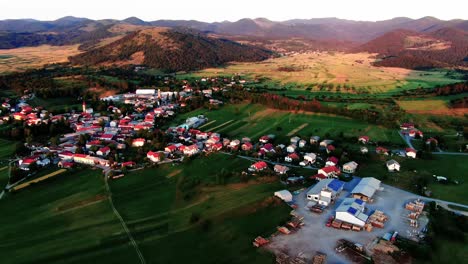 Imágenes-De-Drones-De-Un-Pueblo-De-Bač-En-Eslovenia