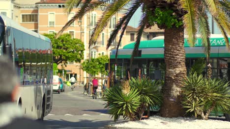 Autobús-Turístico-Como-Transporte-Público-En-El-Tráfico-En-Una-Pequeña-Ciudad-Del-Lago-De-Garda-En-Italia