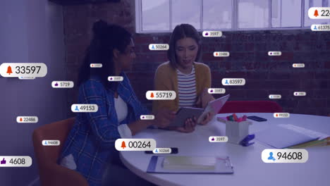 Animation-Von-Social-Media-Symbolen-Mit-Zahlen-über-Verschiedenen-Kollegen,-Die-Im-Büro-über-Die-Arbeit-Diskutieren