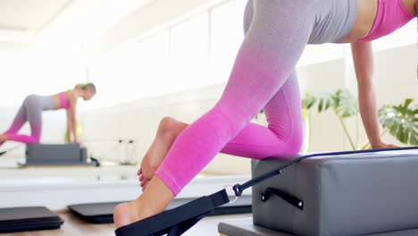 Mujer-Caucásica-Vestida-De-Rosa-Está-Practicando-Yoga