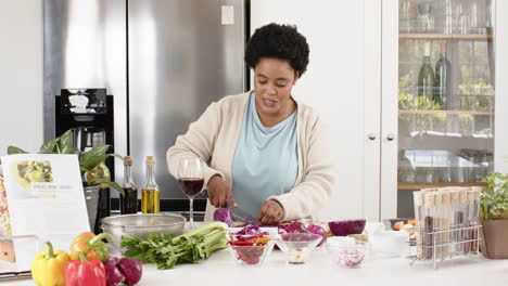 Reproducir-Un-Espectáculo-De-Cocina-De-Una-Mujer-Afroamericana-Preparando-Una-Comida-En-Una-Cocina-Moderna