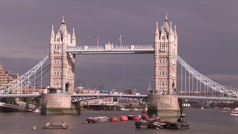 Hermosa-Luz-En-El-Puente-De-Londres