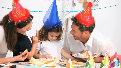 Familia-Feliz-Durante-Un-Cumpleaños