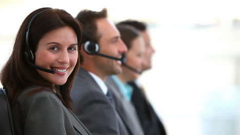 Lächelnde-Kundendienstmitarbeiter,-Die-In-Einem-Callcenter-Arbeiten