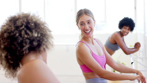 Grupo-Diverso-De-Amigos-Practicando-Yoga