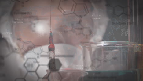 Animation-Einer-Chemischen-Formel-über-Einer-Kaukasischen-Ärztin,-Die-Einen-Impfstoff-Vorbereitet