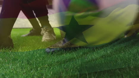 Animación-De-La-Bandera-De-Ghana-Sobre-Las-Piernas-Del-Equipo-De-Rugby-En-Scrum-Y-Pelota-En-El-Campo-De-Rugby.