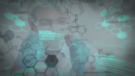 Animation-Einer-Chemischen-Formel-Und-Datenverarbeitung-über-Einem-Kaukasischen-Männlichen-Arzt,-Der-Einen-Impfstoff-Vorbereitet