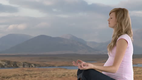 Mujer-Embarazada-Haciendo-Yoga-