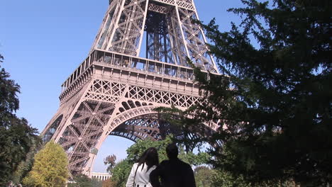 Mirando-La-Torre-Eiffel-En-Paris-