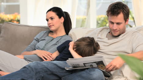 Familia-Relajándose-En-El-Sofá