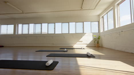 Un-Estudio-De-Yoga-Con-Colchonetas,-Bloques-Y-Toallas-Dispuestos,-Listos-Para-La-Clase