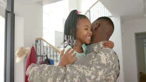 El-Padre-Soldado-Afroamericano-Abraza-A-Una-Hija-Pequeña-Con-Cabello-Trenzado-Y-Cuentas-Coloridas.