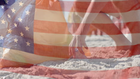 Animation-Der-Flagge-Der-USA-über-Fröhlichen,-Vielfältigen-Freunden,-Die-Im-Sommer-Am-Strand-Recyceln