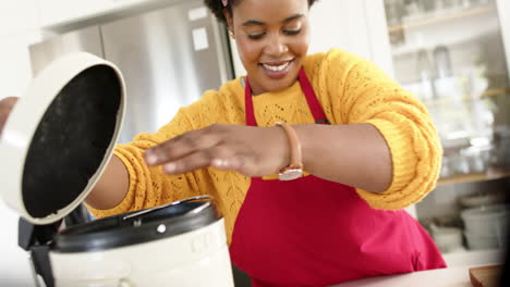 Mujer-Afroamericana-Poniendo-Desperdicios-De-Comida-En-Un-Contenedor-De-Abono