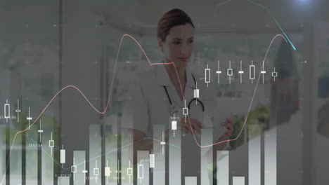 Animación-Del-Procesamiento-De-Datos-Y-Diagramas-Sobre-Una-Doctora-Caucásica-Hablando