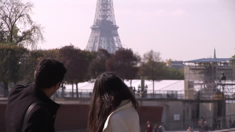 Tourists-in-Paris