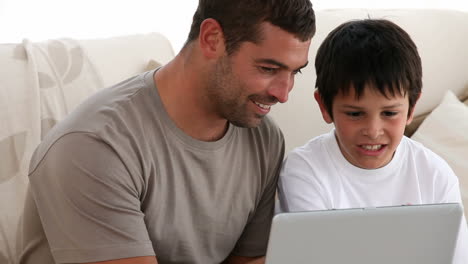 Vater-Und-Sohn-Spielen-Mit-Einem-Computer