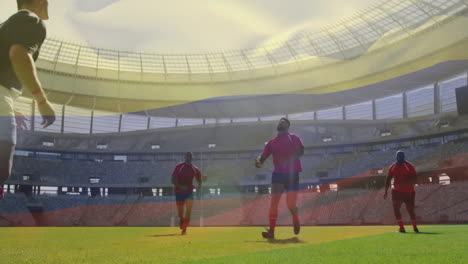 Animation-Der-Flagge-Kolumbiens-über-Verschiedenen-Männlichen-Rugby-Teams,-Die-Während-Des-Spiels-Auf-Dem-Spielfeld-Tackeln